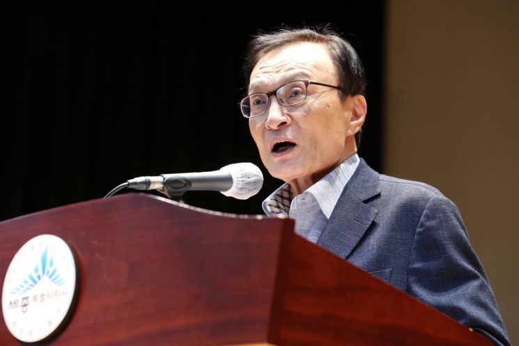 이해찬 더불어민주당 대표가 지난 24일 오후 세종시청 여민실에서 열린 세종시 착공 13주년 및 정책아카데미 200회 기념 명사특강에서 '세종시의 미래, 그리고 국가균형발전의 시대' 의 주제로 강연하고 있다. / 사진=연합뉴스