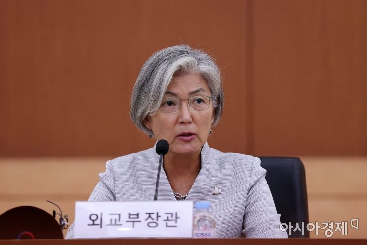 강경화 장관 "해외공관 부임자, 국격에 맞는 말과 행동에 신중 기해 달라"