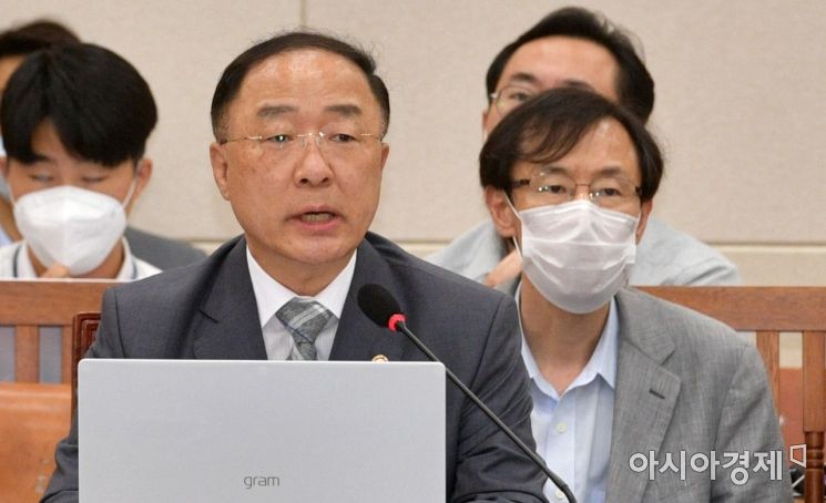 홍남기 경제부총리가 28일 국회에서 열린 기획재정위원회의 전체회의에 출석, 의원들 질의에 답변하고 있다./윤동주 기자 doso7@