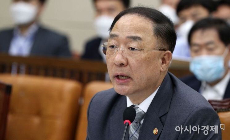 홍남기 경제부총리가 28일 국회에서 열린 기획재정위원회의 전체회의에 출석, 의원들 질의에 답변하고 있다./윤동주 기자 doso7@