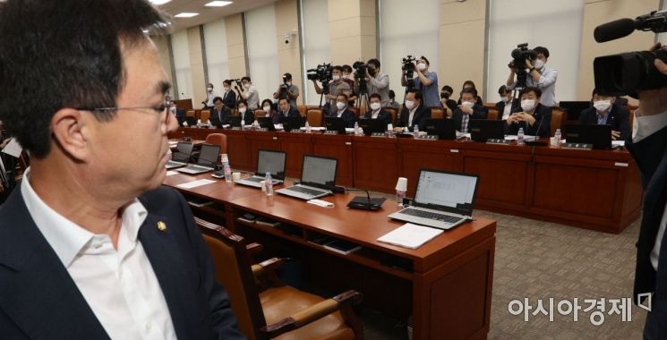 김태흠 의원 등 미래통합당 기재위 소속 의원들이 28일 국회 기획재정위원회의 전체회의에서 회의 진행 방식에 항의하며 회의장을 나가고 있다./윤동주 기자 doso7@