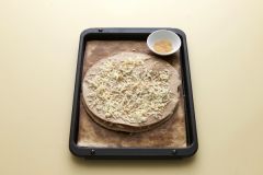 2. 토르티야를 1장 더 얹고 나머지 피자 치즈를 골고루 뿌린 다음 마늘 가루를 뿌린다.