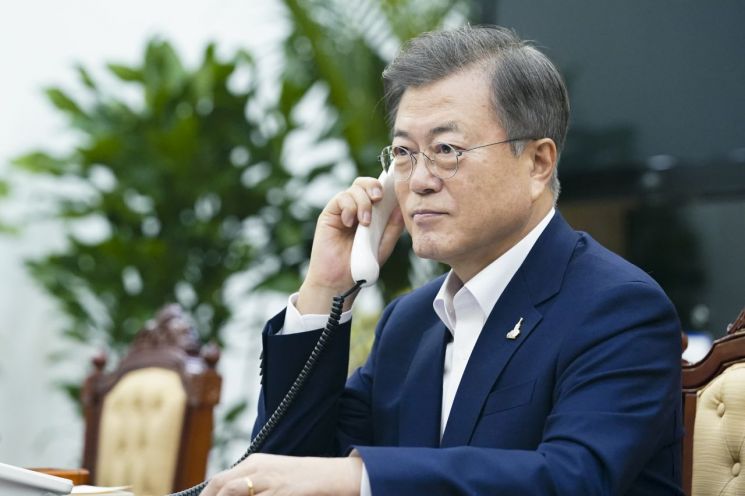 文대통령 "완전한 미사일주권 확보 노력" (상보)