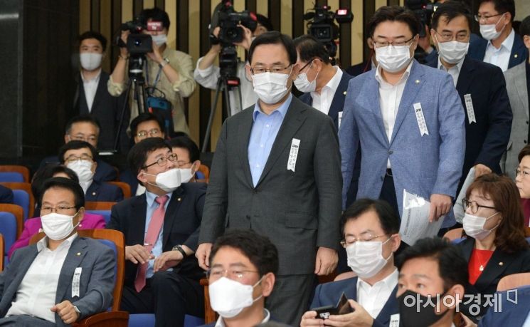 주호영 미래통합당 원내대표가 29일 국회에서 열린 긴급 의원총회에 참석하고 있다./윤동주 기자 doso7@