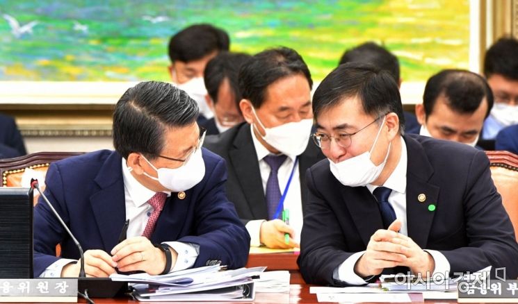 은성수 금융위원장이 29일 국회 정무위원회의 전체회의에 출석, 손병두 부위원장과 이야기를 나누고 있다./윤동주 기자 doso7@