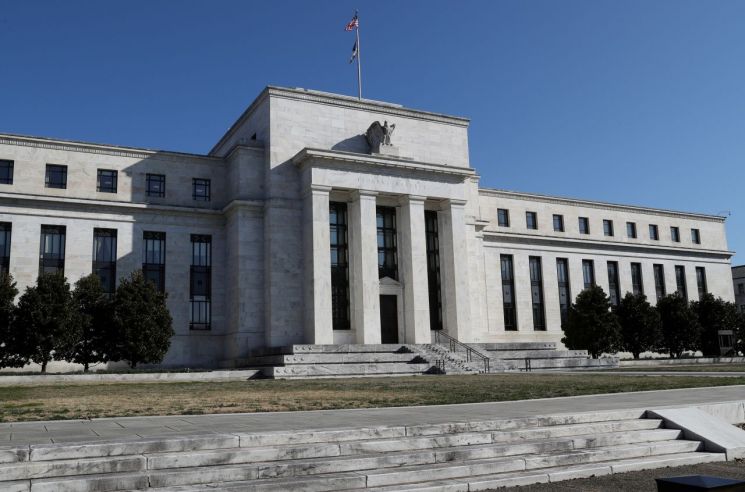 "Fed, 높은 인플레 막기 위한 선제적 금리 인상 포기 검토"