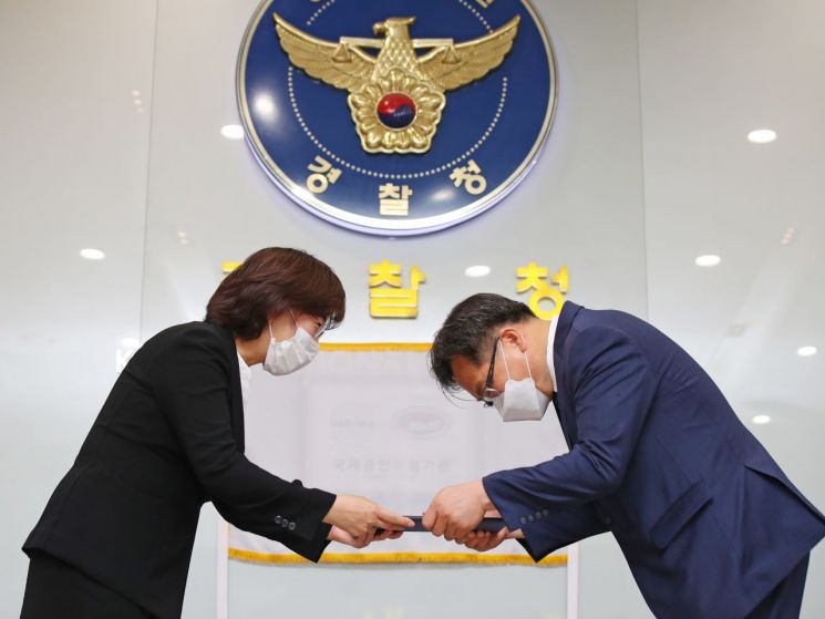 8일 오전 서울 서대문구 경찰청에서 열린 디지털포렌식센터 한국인정기구(KOLAS) 국제공인시험기관 인정서 전달식에서 국가기술표준원 주소령 적합성정책국장(왼쪽)이 경찰청 송준섭 디지털포렌식센터장에게 인증서를 전달하고 있다. 국가기술표준원이 맺은 국제협정에 따라 앞으로 경찰청이 수행한 디지털포렌식 시험 결과는 세계 104개국에서 국내에서와 동일한 효력을 갖게 된다. [이미지출처=연합뉴스]