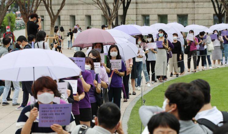 서울시 인권 및 평등 촉구 공동행동 회원들이 28일 오전 서울 중구 서울도서관 앞에서 박원순 전 서울시장 성추행 의혹 관련 직권조사를 촉구하며 국가인권위원회를 향해 행진하고 있다/사진=연합뉴스