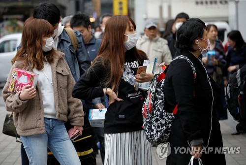 지난 2월 일본 도쿄의 한 약국 앞에서 시민들이 마스크를 사기 위해 줄을 서서 기다리고 있다./사진=연합뉴스