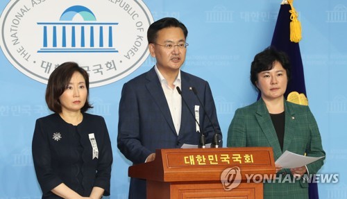 지난 22일 미래통합당 소속 국회 법사위원들이 서울 여의도 국회 소통관에서 기자회견을 열고 검찰청법 시행령 잠정안과 추미애 법무부 장관의 윤석렬 검찰총장 가족 관련 자료 열람의 문제점을 지적하고 있다. 왼쪽부터 전주혜, 유상범, 조수진 의원./사진=연합뉴스