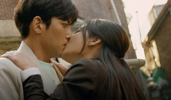 여고생 키스·성매매 장면 방송 '편의점 샛별이'…방심위 '법정제재'