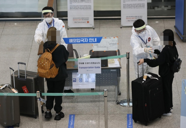 인천국제공항 1터미널 입국장에서 입국자들이 교통편 등의 안내를 받고 있다./사진=연합뉴스