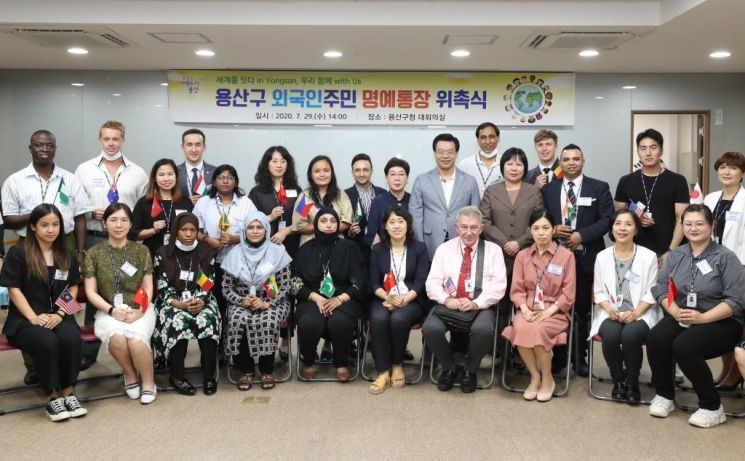 벨기에 출신 방송인 줄리안 용산구 명예통장 됐다