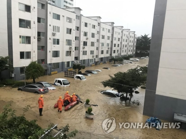 대전 서구 정림동 소재의 한 아파트가 집중호우로 침수됐다. 아파트 단지에 주차된 차량이 물에 잠겨 있다. 사진=연합뉴스