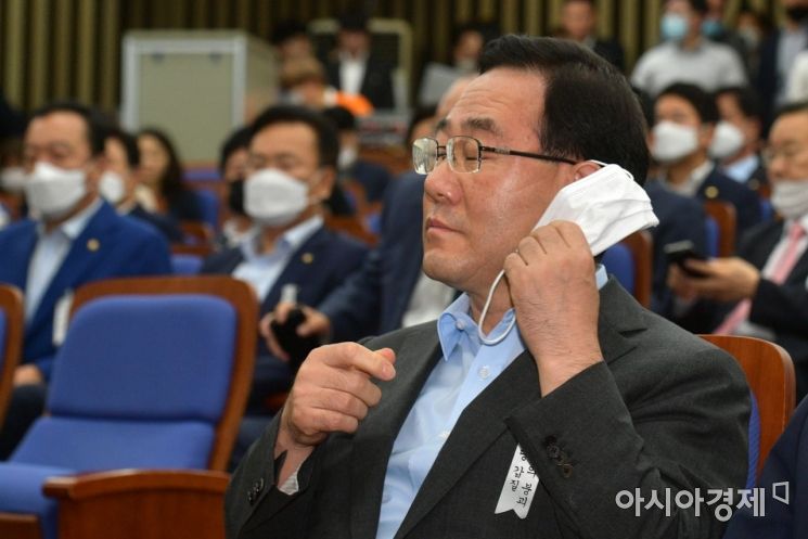 김종인 미래통합당 비대위원장이 30일 국회에서 열린 긴급 의원총회에 참석, 모두발언을 하기 위해 마스크를 벗고 있다./윤동주 기자 doso7@