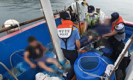 경북 영덕 축산항에서 정박 어선 폭발사고 … 선원 2명 부상