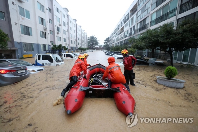 30일 오전 대전시 서구 정림동 한 아파트 주차장과 건물 일부가 잠겨 소방대원이 구조활동을 하고 있다./사진=연합뉴스