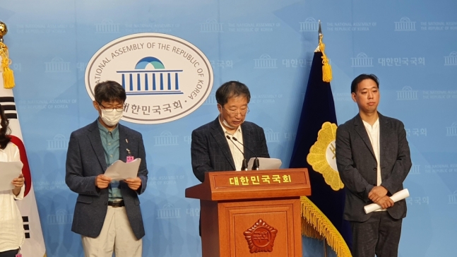 30일 국회 소통관에서 한상희 건국대 법학전문대학원 교수가 기자회견을 열고 국회에 발의된 차별금지법 통과와 평등법 입법을 촉구하고 있다/사진=연합뉴스