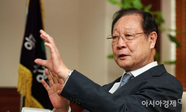 권기홍 동반성장위원회 위원장이 지난달 30일 서울 구로구 동반성장위원회에서 인터뷰를 하고 있다./강진형 기자aymsdream@