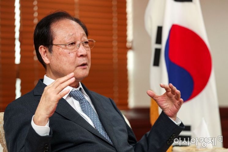 권기홍 동반성장위원회 위원장이 30일 서울 구로구 동반성장위원회에서 인터뷰 하고 있다./강진형 기자aymsdream@