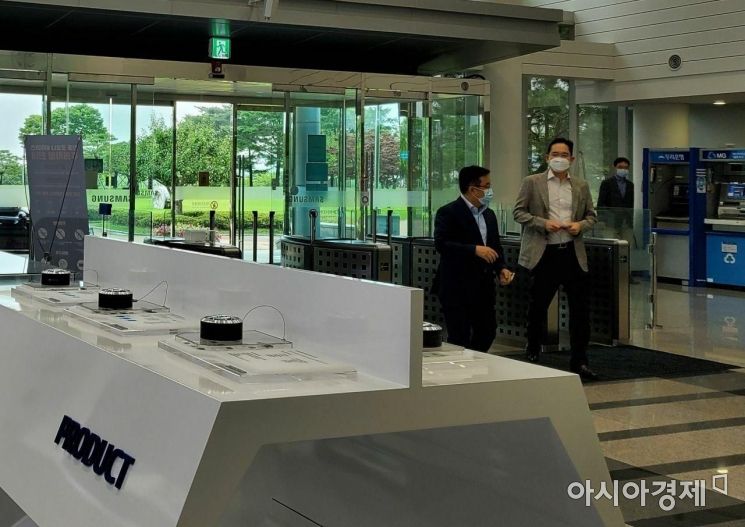 차세대 반도체 패키징 기술개발 전략을 점검하기 위해 30일 삼성전자 온양사업장을 찾은 이재용 부회장의 모습(사진제공 : 삼성전자)