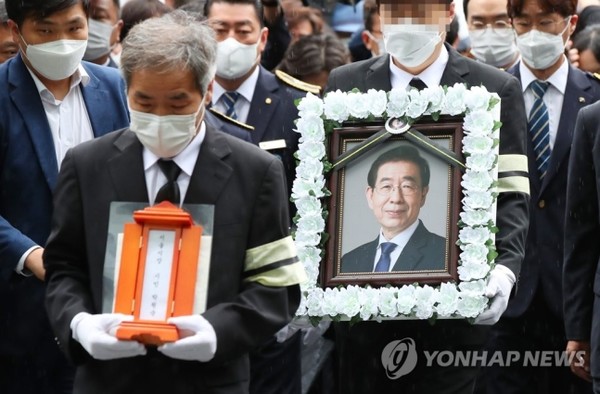 지난 13일 오전 고 박원순 서울시장의 영정이 영결식이 열리는 서울시청에 들어오고 있다 [이미지출처=연합뉴스]