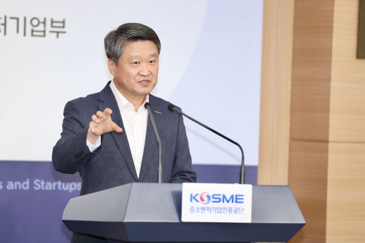김학도 중소벤처기업진흥공단 이사장이 30일 정부서울청사에서 열린 '온라인·비대면 중심 수출지원정책 세부실행방안' 브리핑에서 온라인 수출 패스트트랙 지원 사업에 대해 이야기하고 있다.