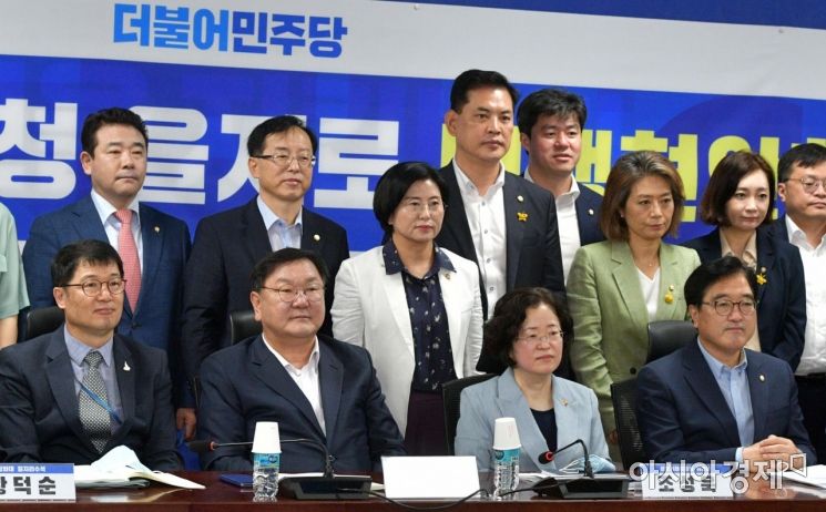 31일 국회에서 열린 '당·정·청 을지로 민생현안 회의'에 참석한 김태년 더불어민주당 원내대표와 조성욱 공정거래위원장, 황덕순 청와대 일자리수석 등 주요 참석자들이 기념사진을 찍고 있다./윤동주 기자 doso7@
