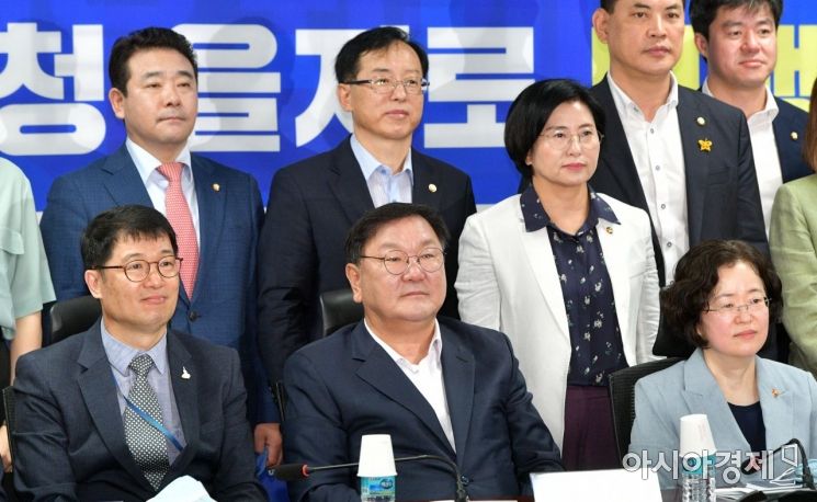 31일 국회에서 열린 '당·정·청 을지로 민생현안 회의'에 참석한 김태년 더불어민주당 원내대표와 조성욱 공정거래위원장, 황덕순 청와대 일자리수석 등 주요 참석자들이 기념사진을 찍고 있다./윤동주 기자 doso7@