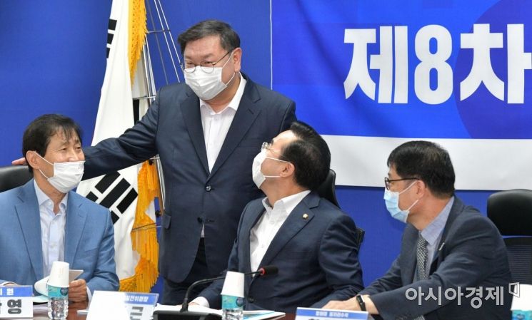 김태년 더불어민주당 원내대표가 31일 국회에서 열린 '당·정·청 을지로 민생현안 회의'에 참석, 이학영 의원과 박홍근 의원, 황덕순 청와대 일자리수석과 이야기를 나누고 있다./윤동주 기자 doso7@