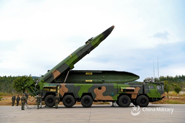 둥펑-16의 탄두중량은 1.5톤(t)에 달하며 이것은 현재 세계 각국 군에 전력화 된 전술탄도미사일 가운데 가장 크다고 할 수 있다. 사진=중국 국방부