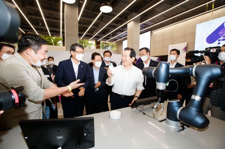 정세균 국무총리(왼쪽 네번째)와 은성수 금융위원장(왼쪽 두번째)이 지난 달 30일 서울 마포구 '프론트원(Front1)' 개관식에서 창업기업의 이야기를 듣고 있다.(사진=금융위원회 제공)