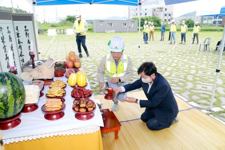 권영세 안동시장이 31일 공사 현장 안전기원제에서 예를 올리고 있는 모습.