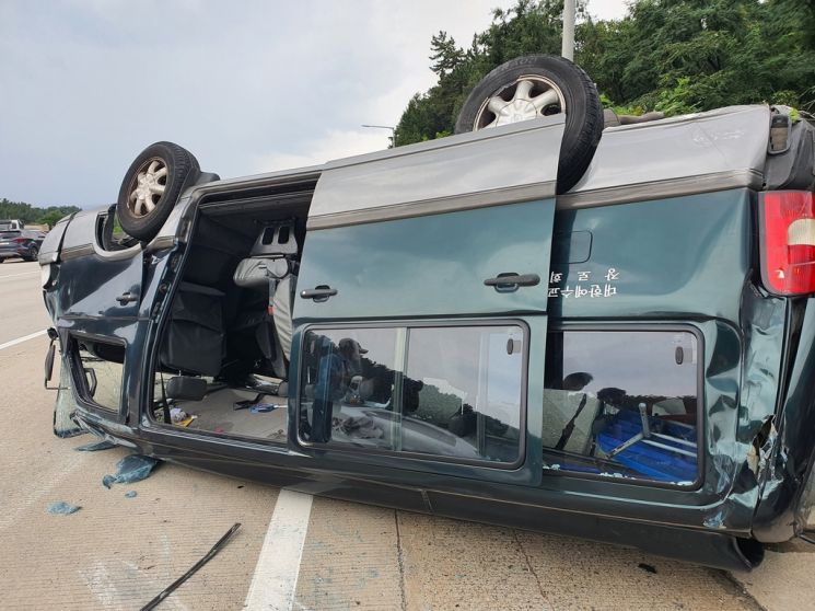 경부고속道 대구 도동분기점서 승합차 전복 … 3명 부상