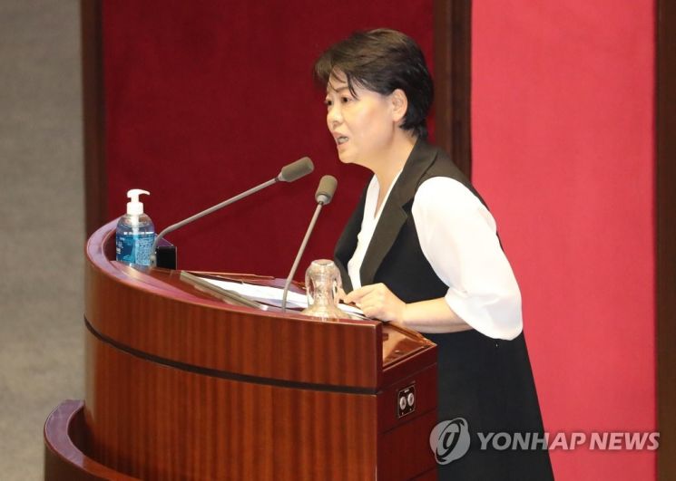 윤희숙 미래통합당 의원이 지난달 30일 국회 본회의에서 전월세상한제와 계약갱신청구권을 도입하는 내용의 주택임대차보호법 등이 통과된 뒤 5분 자유발언을 통해 우려를 표명하고 있다. / 사진=연합뉴스
