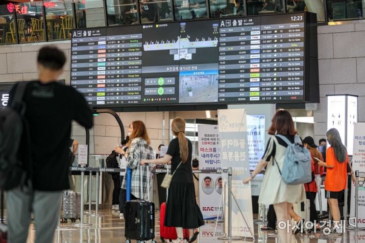 본격 휴가철에 진입한 2일 서울 김포공항 국내선이 여행객들로 붐비고 있다./강진형 기자aymsdream@