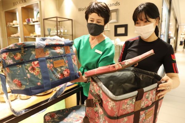 [포토] 롯데百 광주, 피크닉 가방 선봬