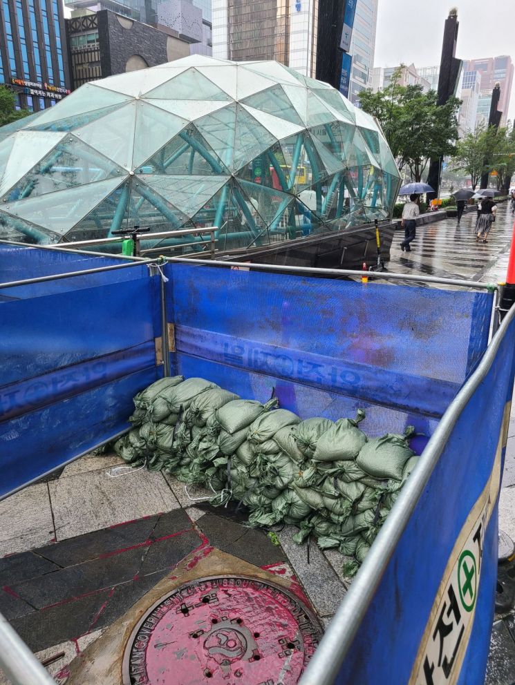 [르포]모래주머니 쌓은 강남역, 전쟁터처럼…