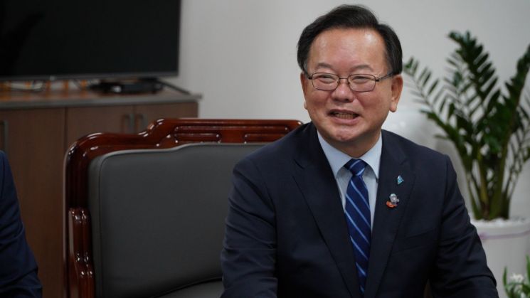 [인터뷰]김부겸 "생애 최초, 집값 10%로 살 수 있게…제가 아는 이낙연 맞나?"