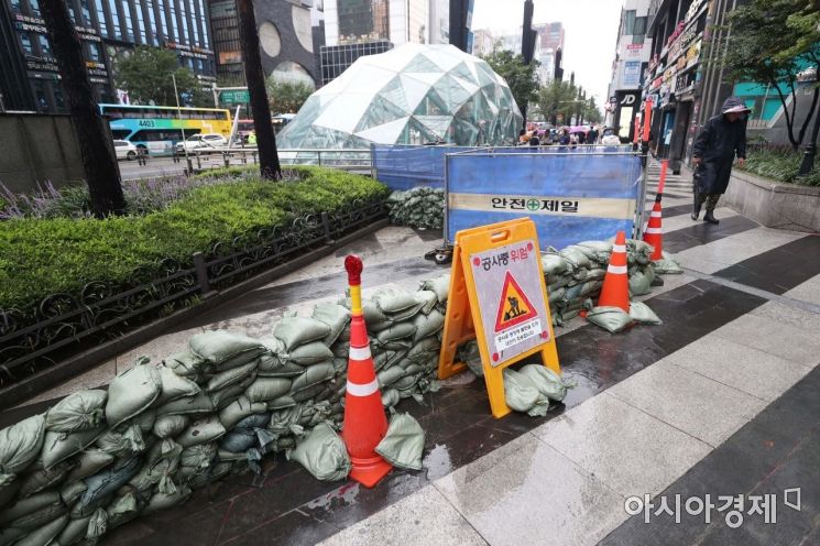 3일 서울 강남역 11번 출구 인근에 하수 역류를 막기 위한 모래주머니가 설치돼 있다. /문호남 기자 munonam@