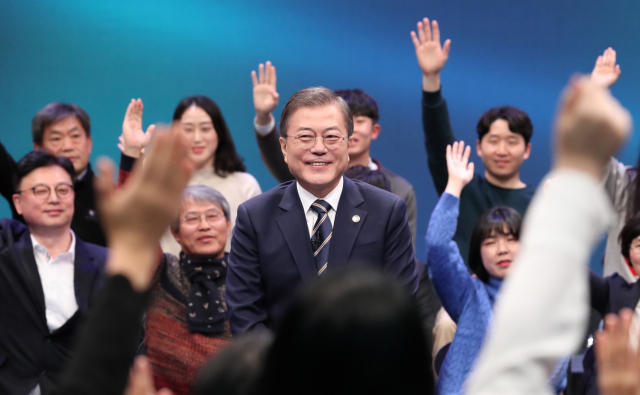 문재인 대통령이 지난해 11월19일 오후 서울 상암동 MBC에서 열린 ‘국민이 묻는다, 2019 국민과의 대화’에서 패널들의 질문을 받고 있다. [이미지출처=연합뉴스]