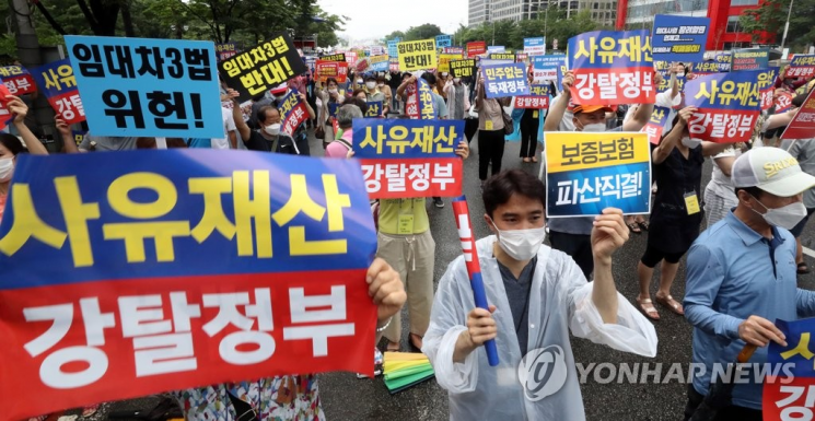 1일 서울 여의도에서 617규제소급적용 피해자모임, 임대사업자협회 추인위원회 등 부동산 관련 단체 회원들이 정부의 부동산 규제에 반대하는 집회를 열고 임대차 3법 반대 등의 구호를 외치고 있다. [이미지출처=연합뉴스]