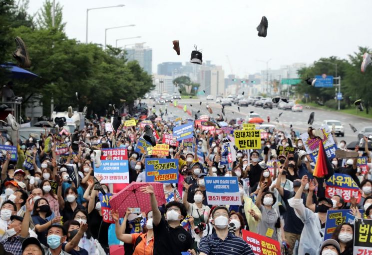 지난 1일 서울 여의도에서 617규제소급적용 피해자모임, 임대사업자협회 추인위원회 등 부동산 관련단체 회원들이 정부의 부동산 규제에 반대하는 집회를 열고 신발투척 퍼포먼스를 하고 있다/사진=연합뉴스