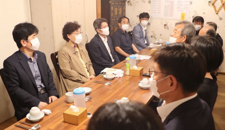 이인영 통일부장관이 3일 정부서울청사 인근에서 사회문화분야 정책고객들과 만나 오찬 간담회를 진행하고 있다. <사진 제공=통일부>