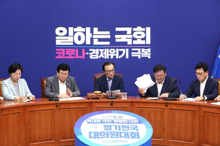 이해찬 더불어민주당 대표(가운데)가 3일 오전 서울 여의도 국회에서 열린 최고위원회의에서 발언하고 있다. [이미지출처=연합뉴스]