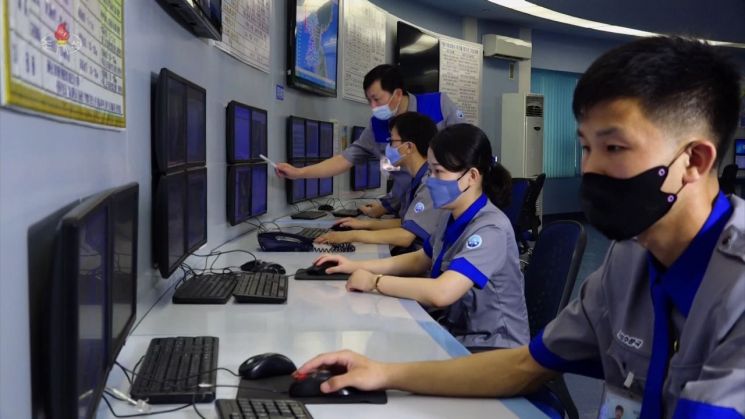 리영남 북한 기상수문국(기상청) 부대장은 2일 조선중앙TV에 출연해 "앞으로 장마전선이 저기압골과 합류되면서 이 보다 더한 폭우를 동반한 많은 비가 내릴 것이 예견된다"고 밝혔다. 방송에 따르면 현재 북한에서는 황해남북도 남부지역, 평안북도 산간지역 등에서 200㎜ 이상의 많은 비가 내리고 있다.