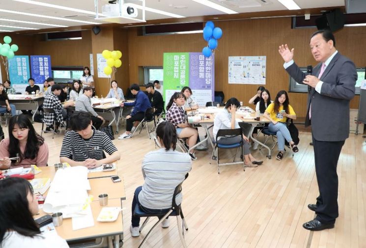마포협치 의제 발굴을 위한 소공론장에서 주민들과 소통하고 있는 유동균 마포구청장