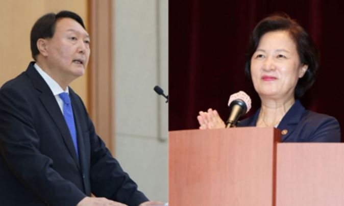 지난 3일 신임검사 임관ㆍ신고식에 각각 모습을 드러낸 추미애 법무부 장관(우)과 윤석열 검찰총장 /