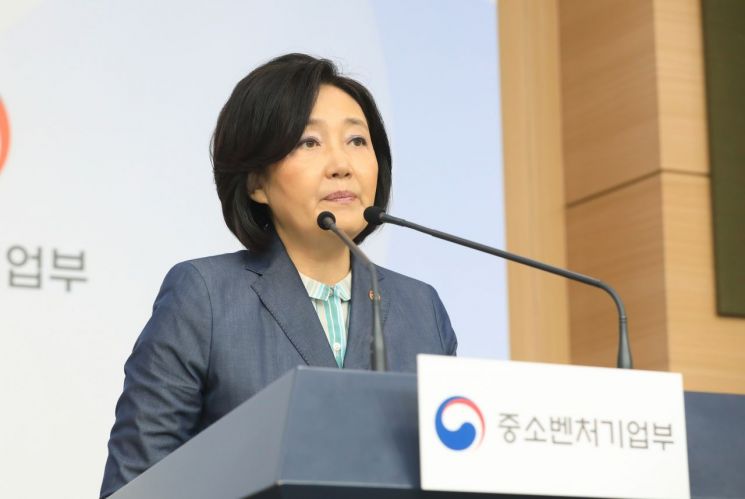 박영선 중소벤처기업부 장관이 4일 정부서울청사에서 '혁신벤처·스타트업 2020년 상반기 일자리 및 투자 동향'에 대해 브리핑을 하고 있다.