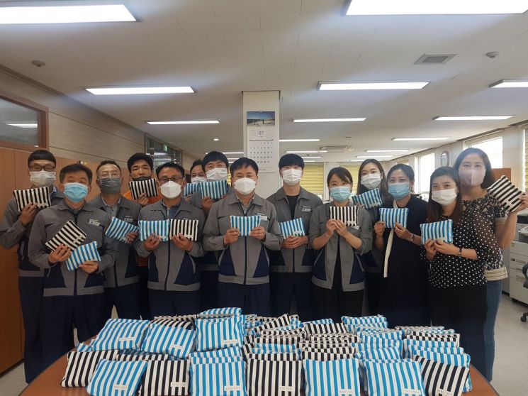 김해시자원봉사센터·한국가스기술공사 직원들이 어르신을 위한 안전키트를 만들고 있다.(사진=김해시)